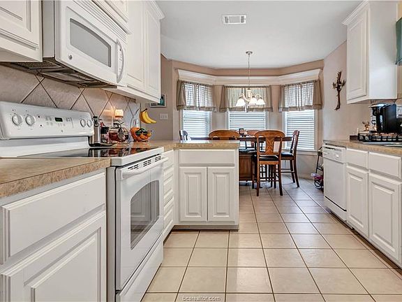 3rd image of 2707 Horse Haven Ln