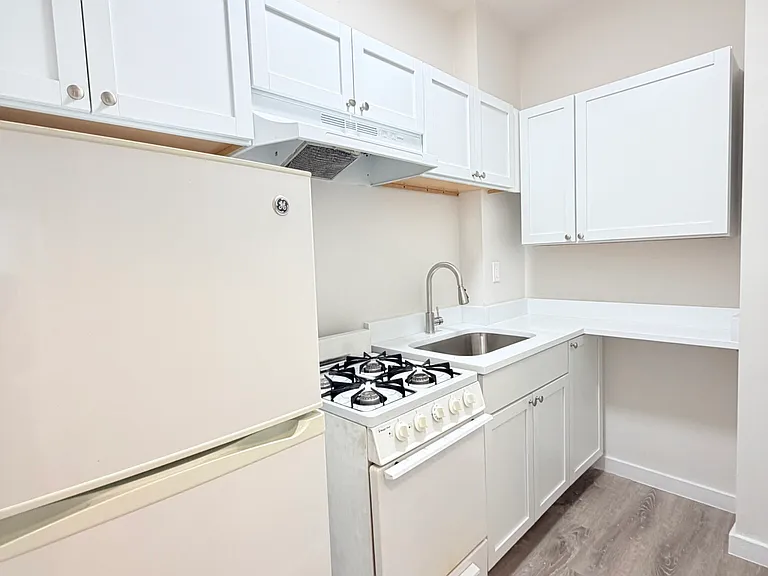 Strathmore Road Apartments — Photo 7