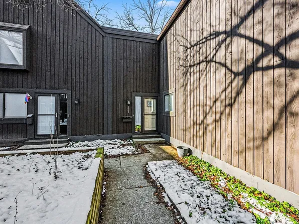 221 Paisley Ct, Kalamazoo, MI 49006