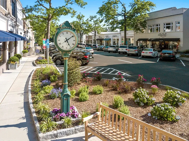Explore the Vibrant Dining Scene on Greenwich Ave, where Outdoor Seating Lines the Street. Enjoy Exceptional Culinary Options, Charming Shops, Cozy Cafes, & Perfect Spots for People-Watching.