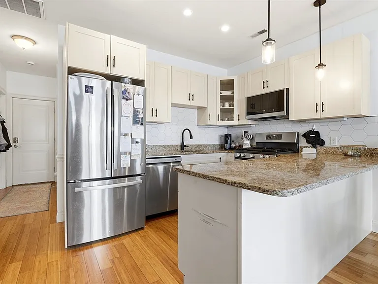 118 Saxton St #3 — Photo 6