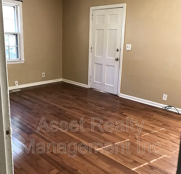 2315 Greenfield Ln — Photo 2