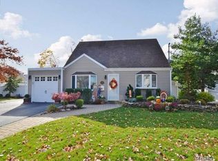 16 Nassau Rd, Massapequa, NY 11758