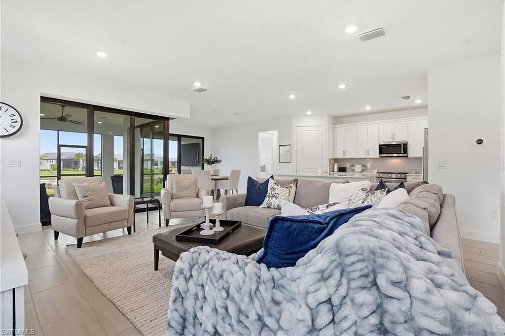 3 bed, 3.0 bath, 2109 sqft, $5,900 — Photo 3