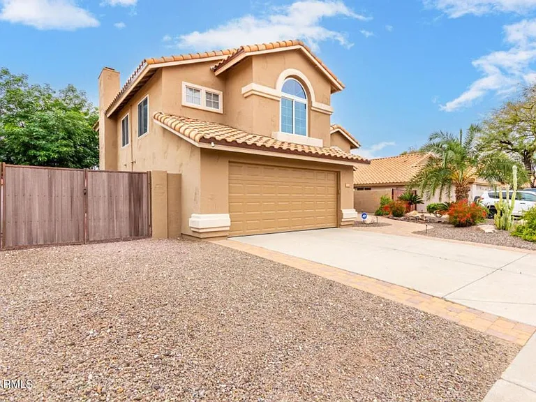 7217 W Crest Ln — Photo 2