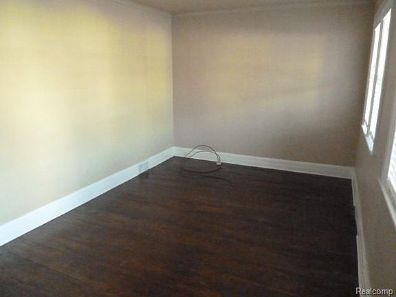 3rd image of 1317 Lakepointe Ave