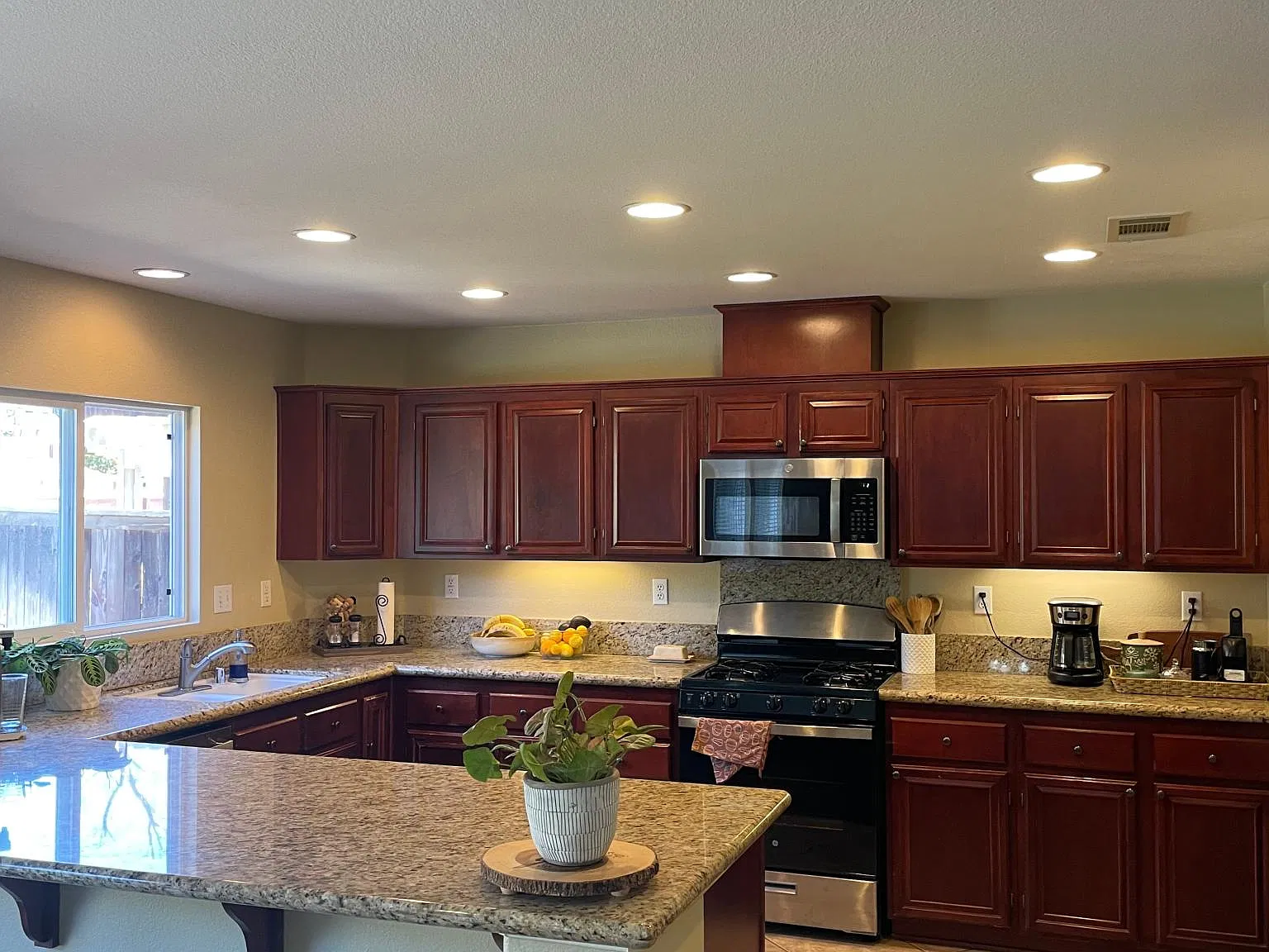 3 bed, 2.5 bath, 2394 sqft, $4,250 — Photo 3