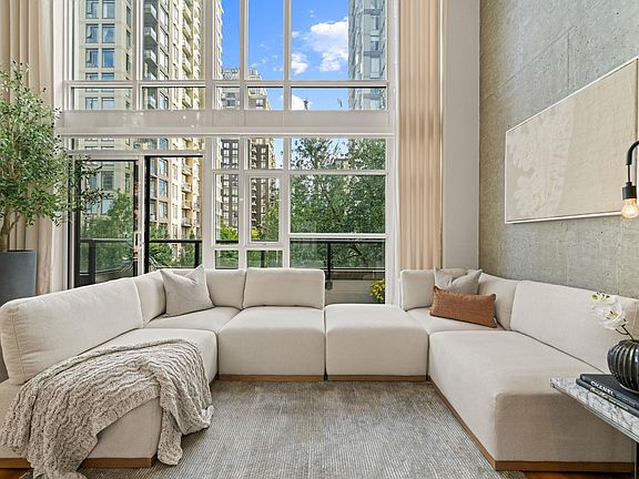 4th image of 988 Richards St #403