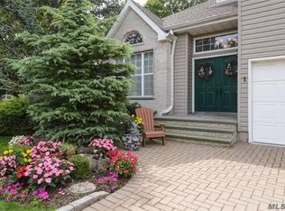 1 Mikel Ln, Glen Head, NY 11545