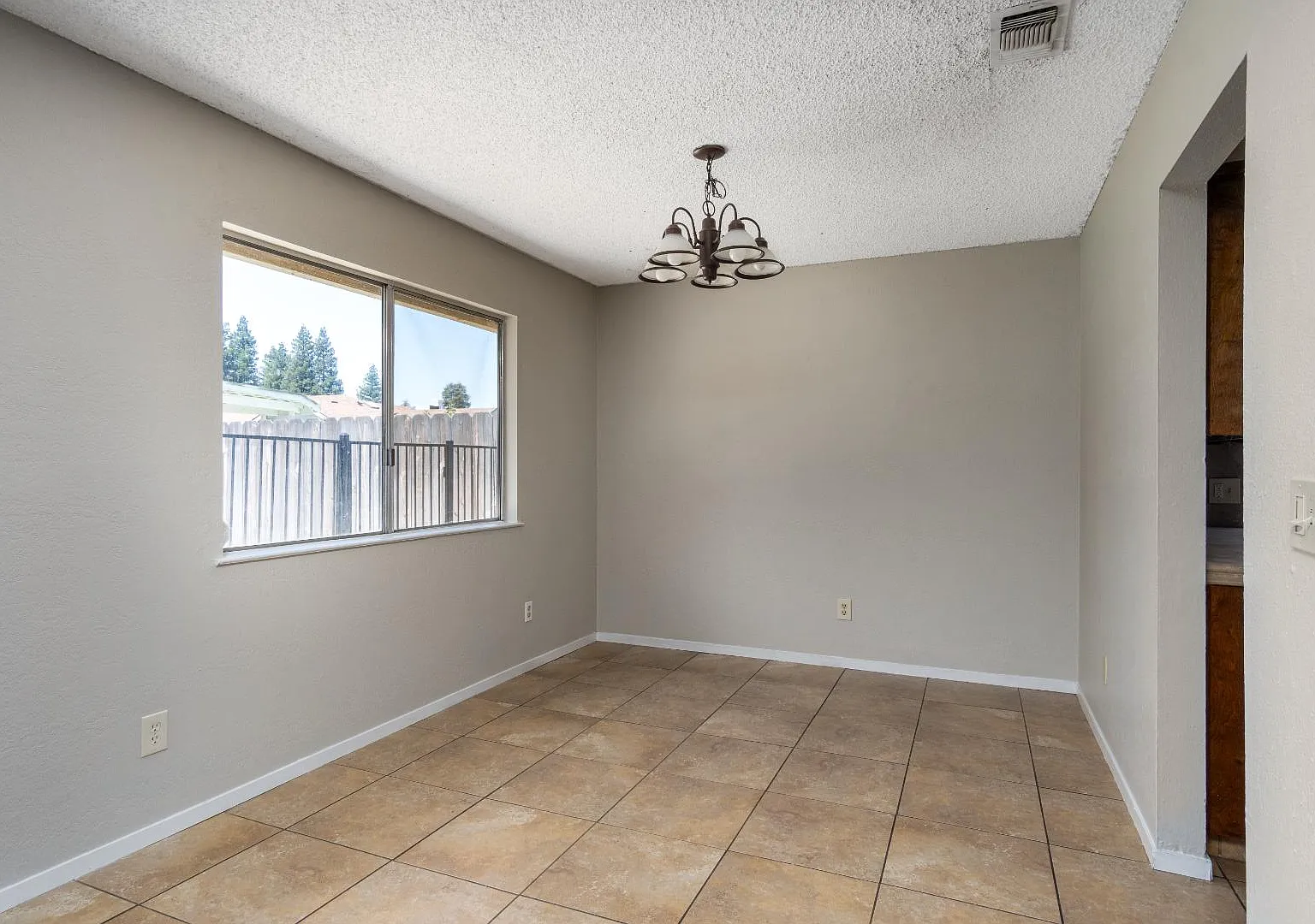1065 N Beverly St — Photo 4
