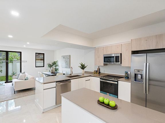 2nd image of 4125 N Oak Pl #4125