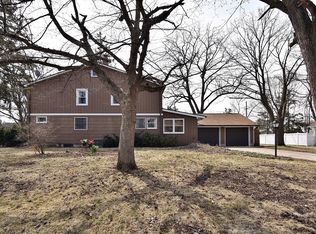 228 School St, Geneva, IL 60134