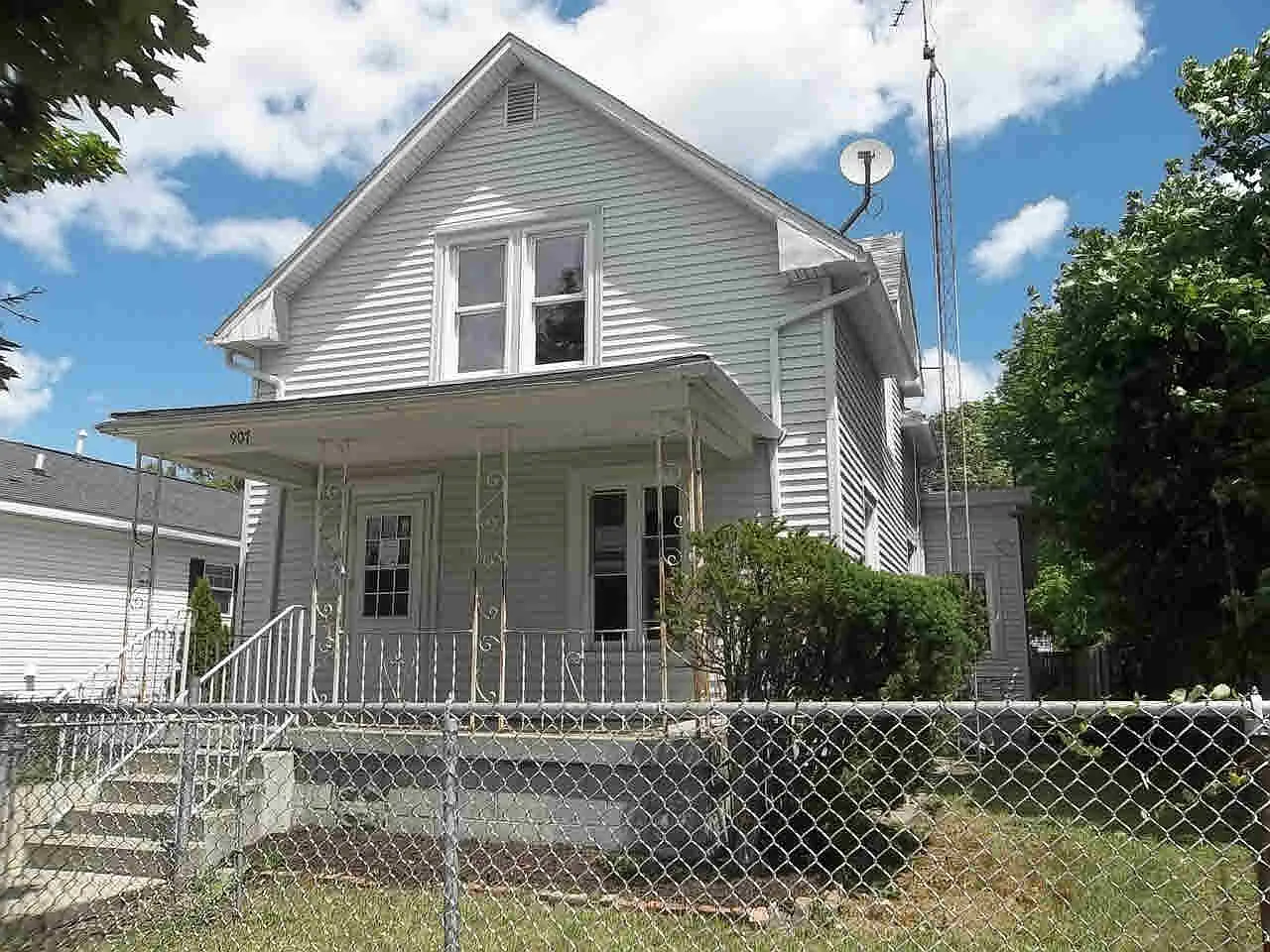 907 E 2nd St photo 1