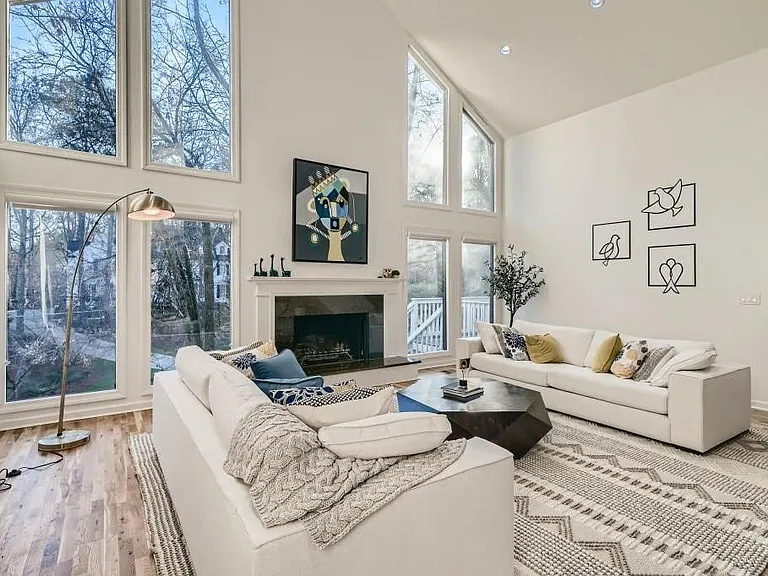 4438 Glengary Dr NE — Photo 2