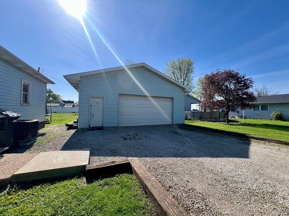 208 Illinois St, Hindsboro, IL 61930