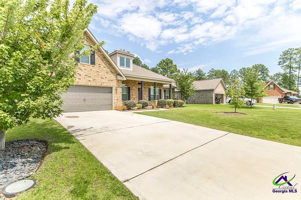 5 bed, 4.0 bath, 2570 sqft, $2,700 — Photo 3