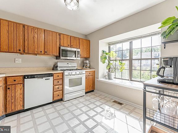 4th image of 525 Bassett Ln W