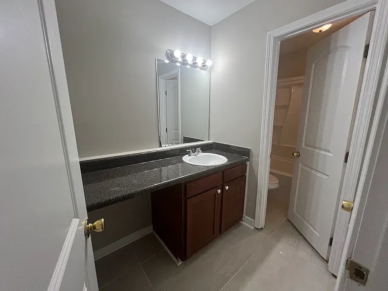 2711 Fairlee Dr. — Photo 10