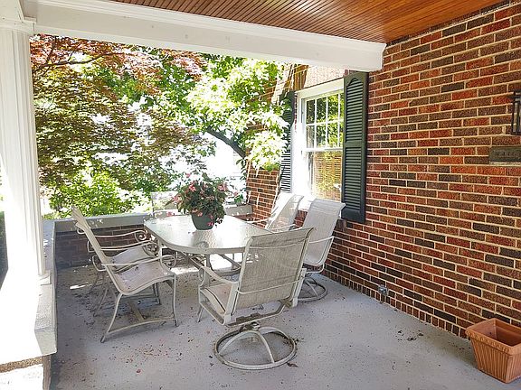 3rd image of 215 Lonsdale Ave