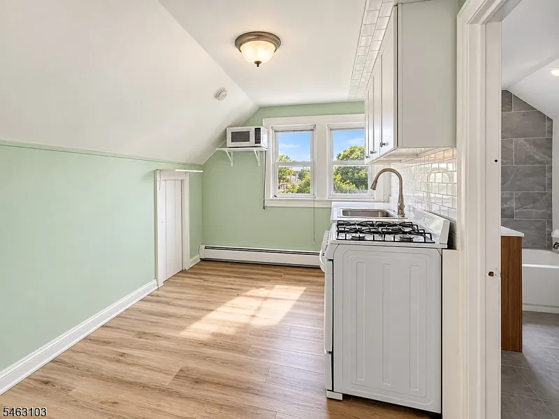 2 bed, 1.0 bath, $2,100 — Photo 4