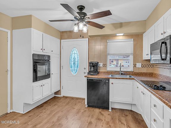 4th image of 383B Chatham Court