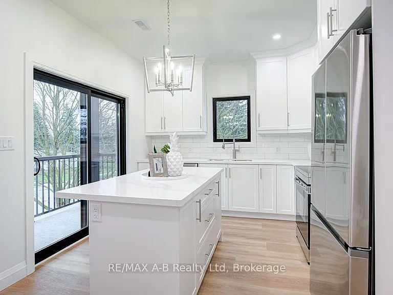 312 Forman Ave — Photo 8