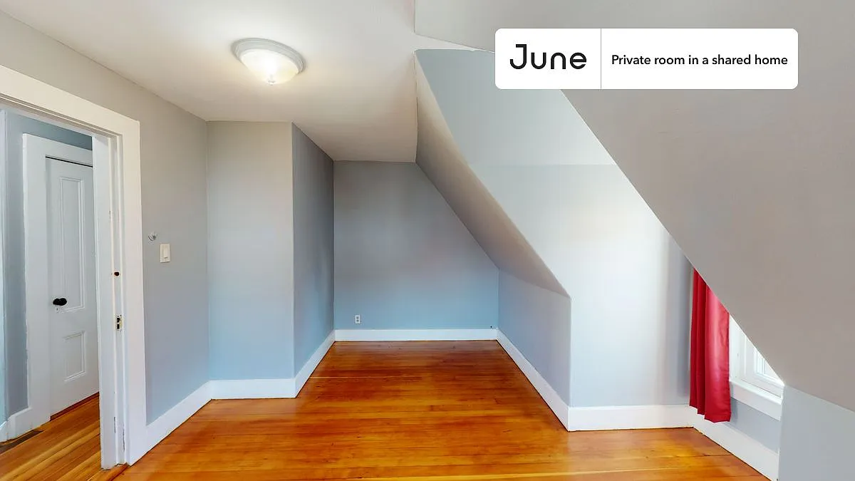 Queen bedroom in 7 bed/2 bath home in Allston #1321 F — Photo 2