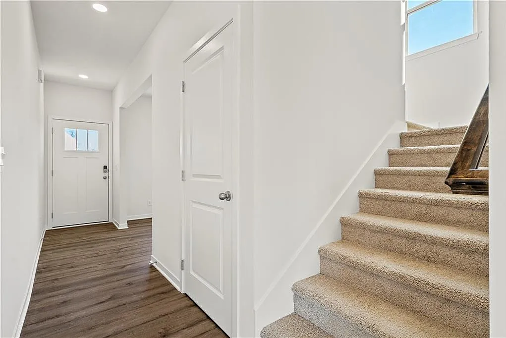 4 bed, 2053 sqft, $2,700 — Photo 2