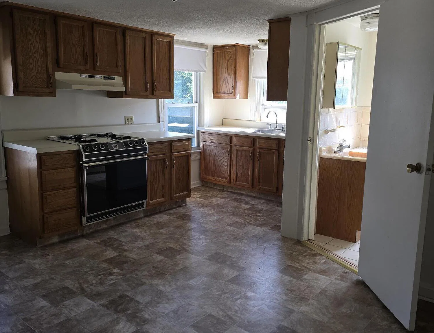 3 bed, 3863 sqft, $2,500 — Photo 2