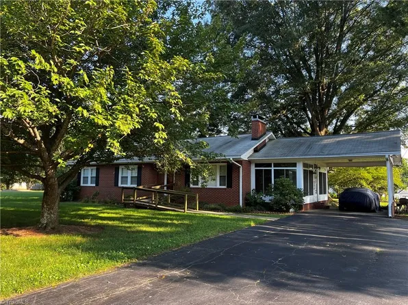 4662 Swain Ln, Walkertown, NC 27051