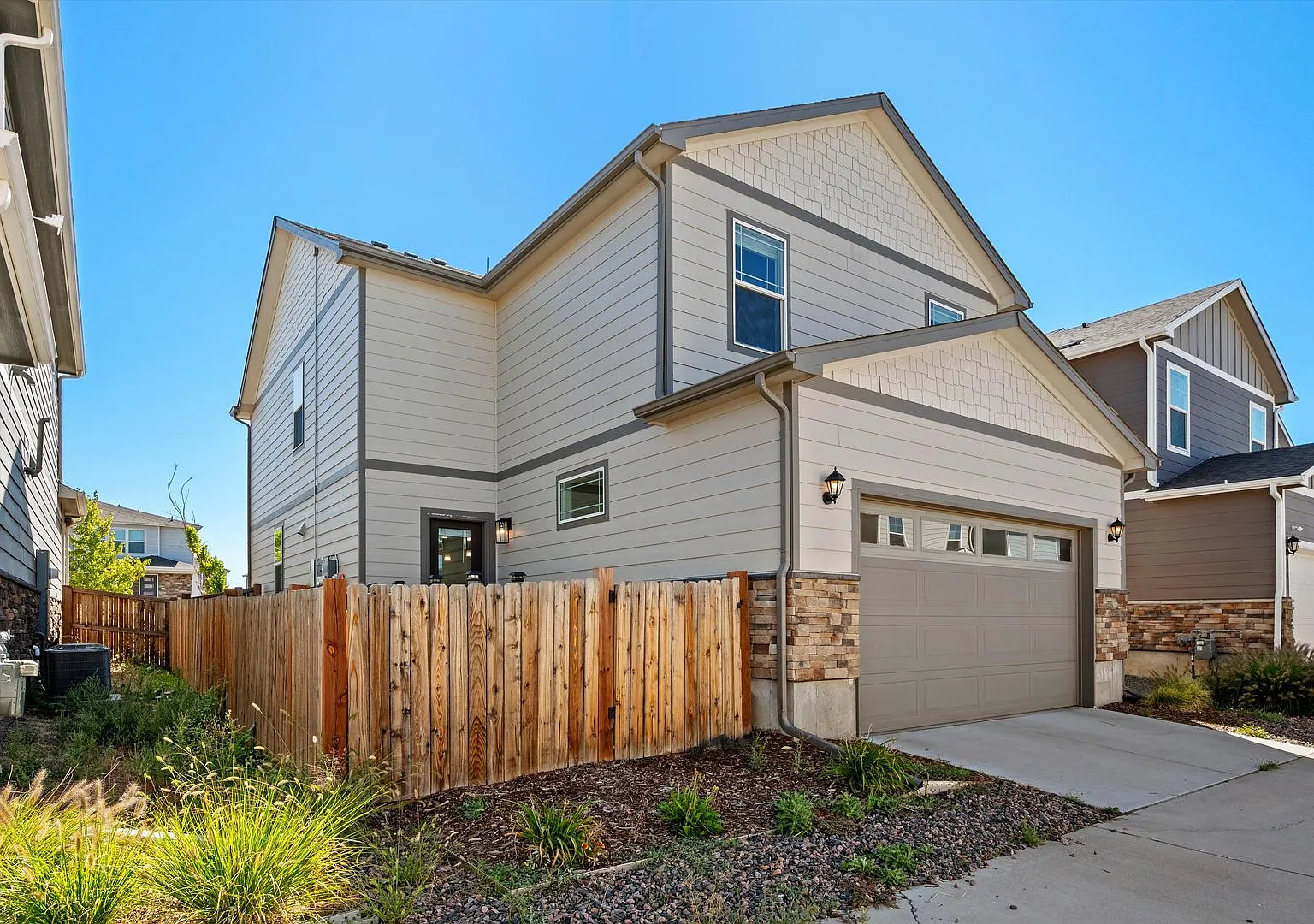 Beautiful 4-Bedroom Home in Aurora Modern Finishes & Great Community — Photo 1