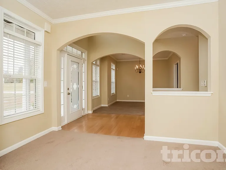 585 Chastleton Dr — Photo 2