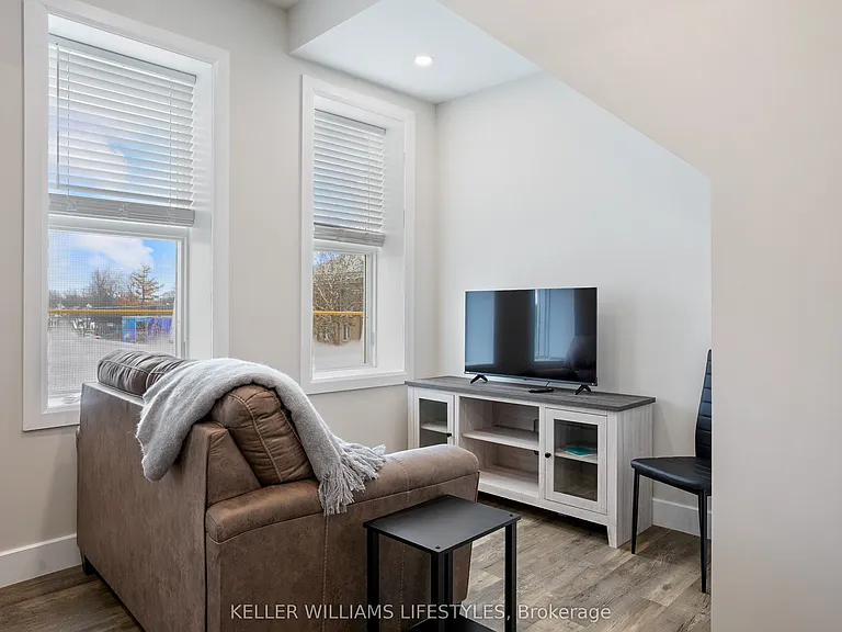 537 Talbot St #10 — Photo 17