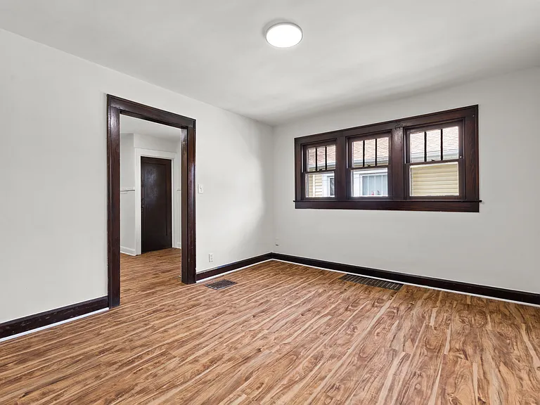 950 N Chester Ave — Photo 21