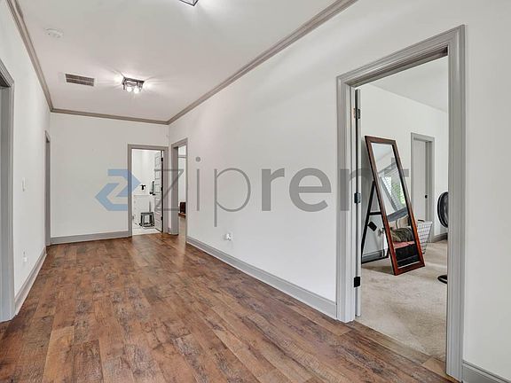3rd image of 1934 Elizabeth St