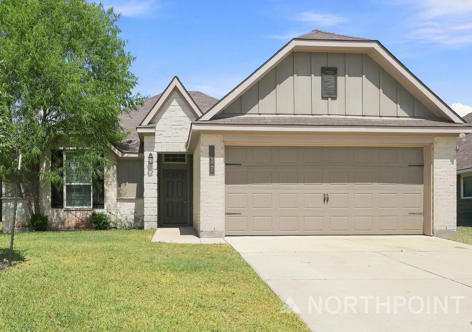 4-Bedroom, 2 Bath Single Family for Rent in Montgomery, TX| 2-Car Garage Parking & Modern Kitchen — Photo 1
