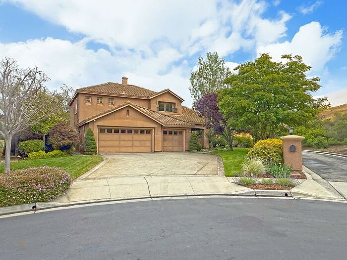 1st image of 5881 Capilano Dr