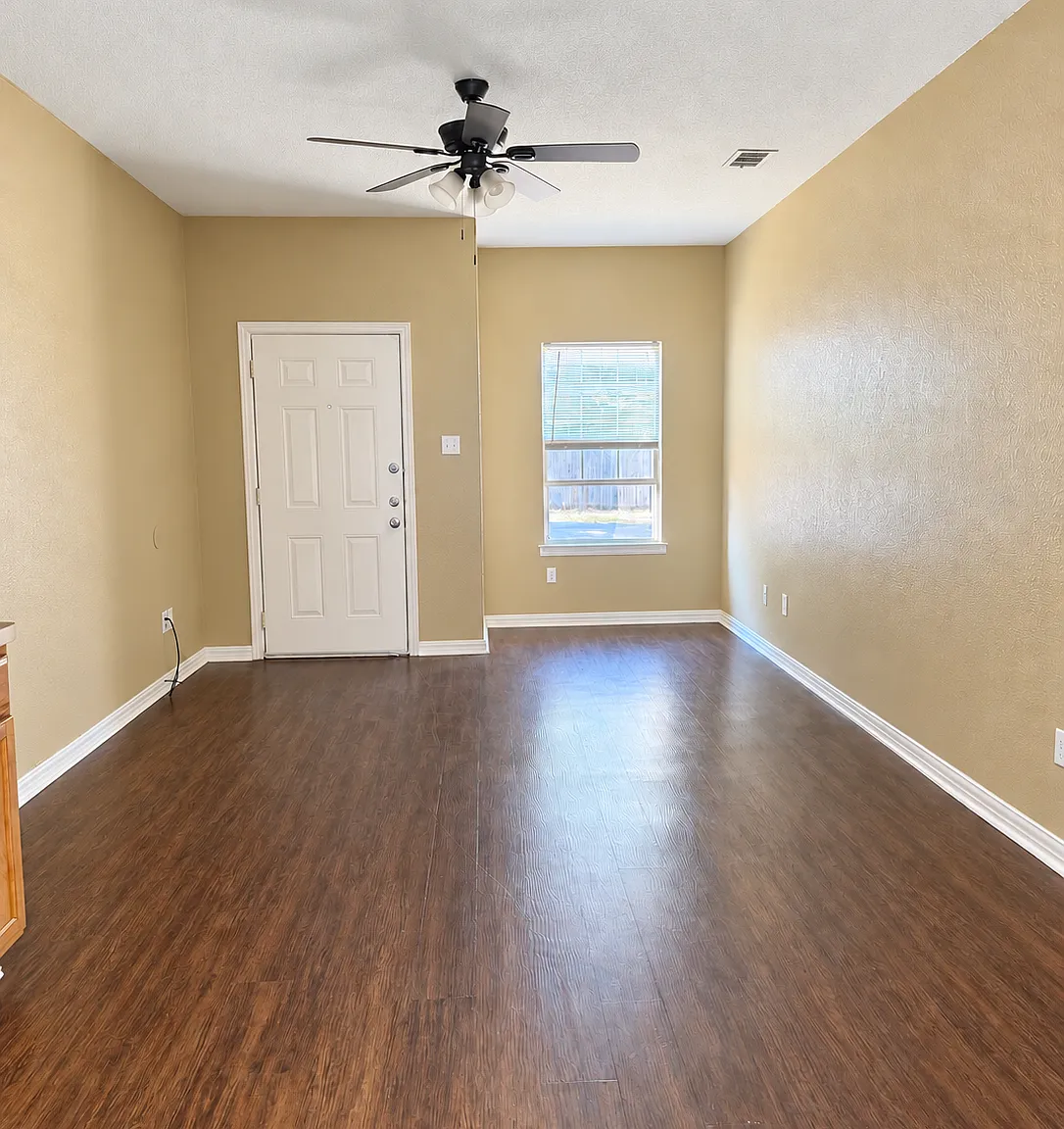 3 bed, 1100 sqft, $1,300 — Photo 4