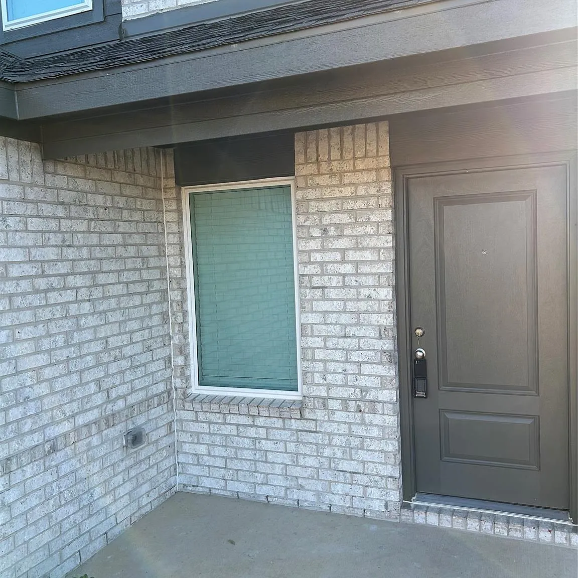 4 bed, 2.5 bath, 2050 sqft, $2,100 — Photo 2