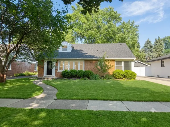 9 N Waverly Pl, Mount Prospect, IL 60056