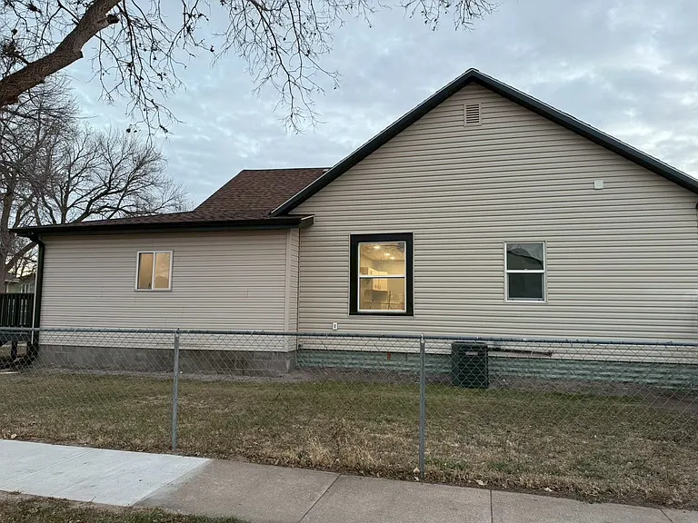 402 S Bailey Ave — Photo 3