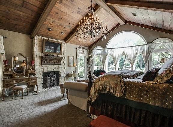 4th image of 2710 Farmers Branch Ln