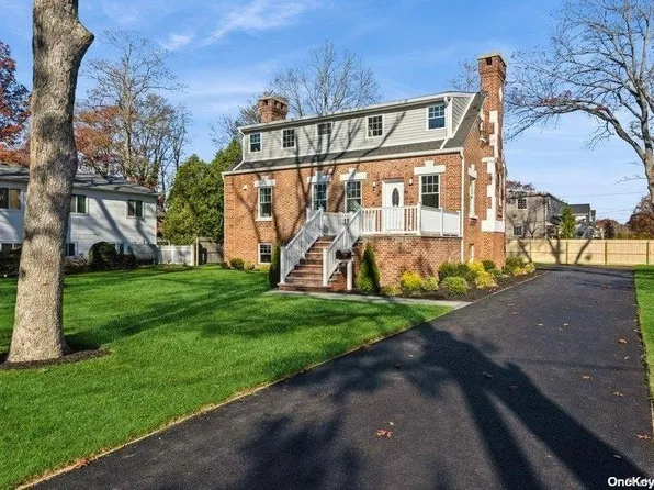 605 Muncey Road, West Islip, NY 11795