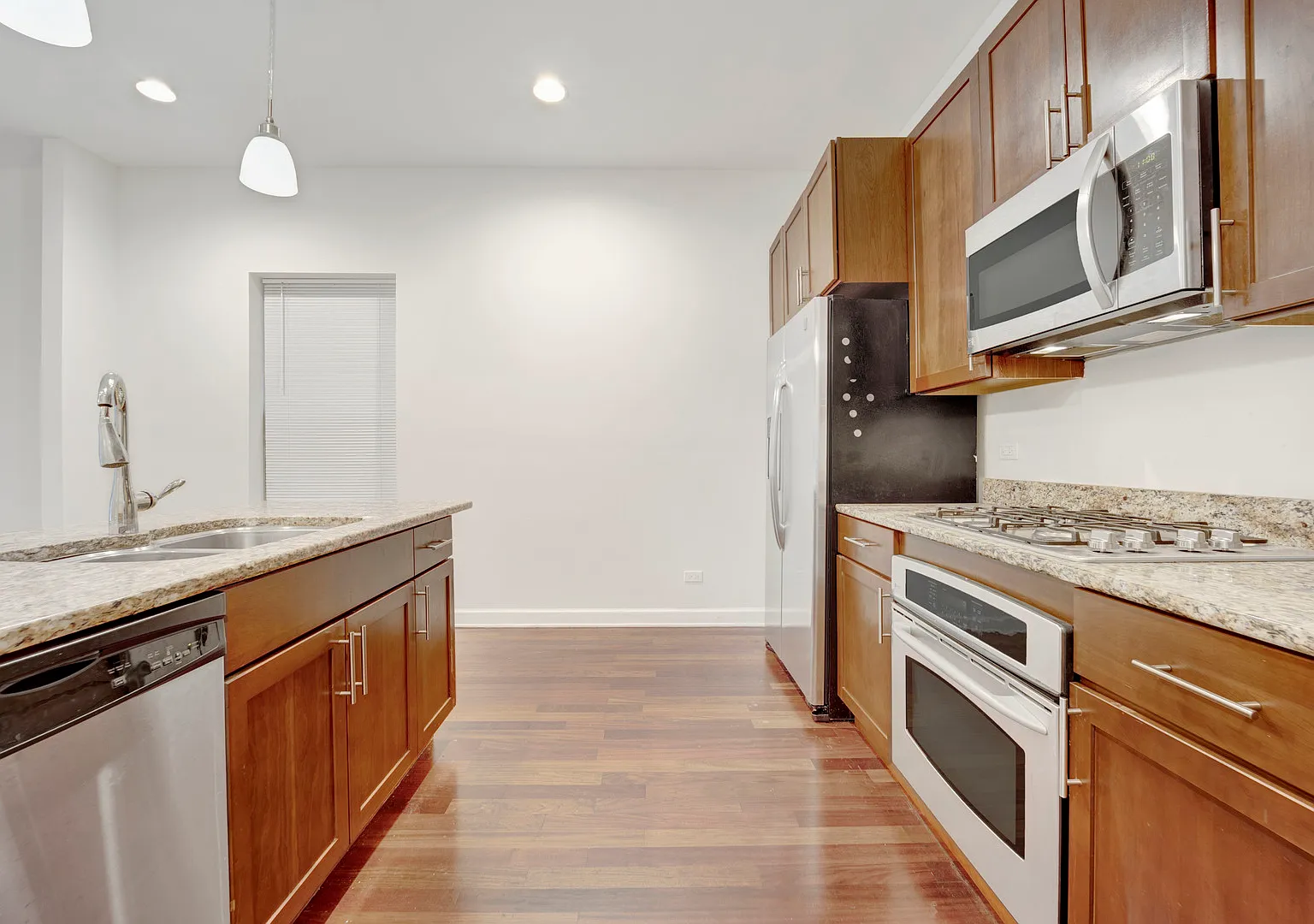1010 W Dakin St — Photo 3
