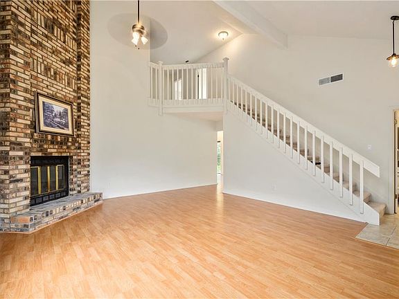 3rd image of 1410 Hyde Park Dr