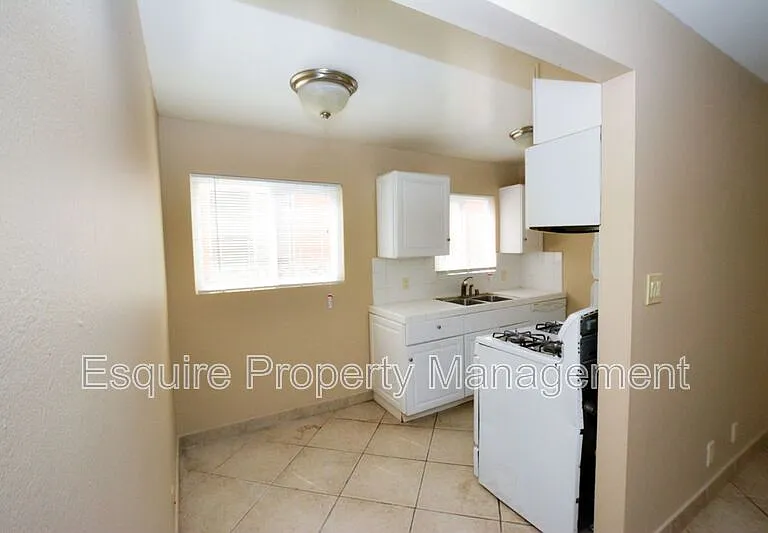 154 E C St #D — Photo 6