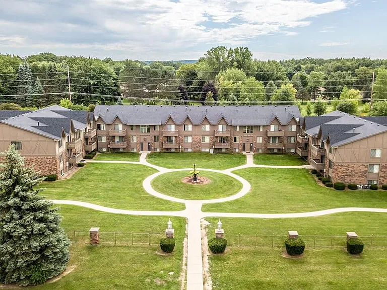 Welcome to The Landings of Fountain Pointe Apartments & Townhomes