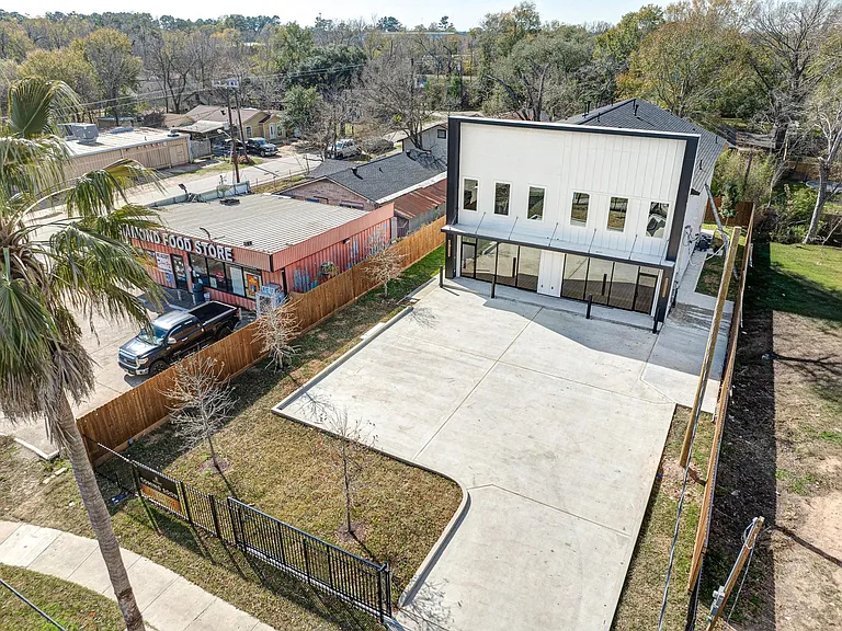 704 S 1st St — Photo 23