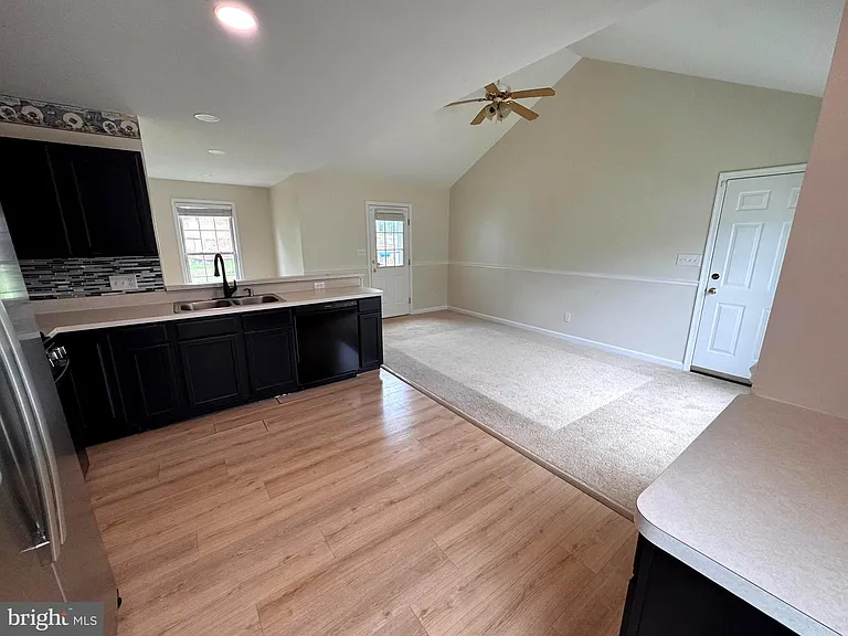 7423 Laura Ln — Photo 4