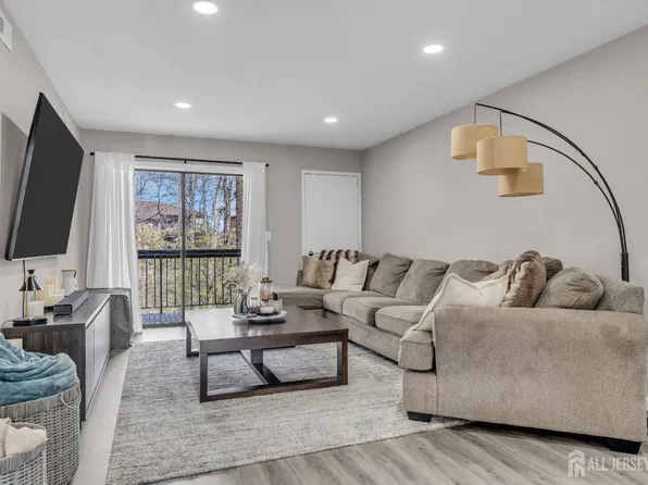 1933 Raspberry Ct, Edison, NJ 08817